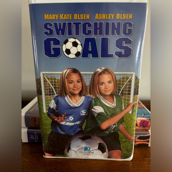 Lot of 3 Mary Kate and Ashlee VHS tapes our lips are sealed switching goals - Picture 2 of 10